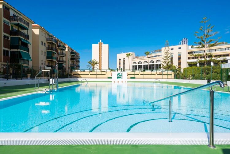Year-Round Outdoor Pool with Showers, Sunbeds & Umbrellas