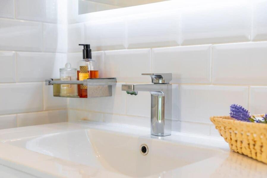 Main Bathroom with Basin & Toiletries