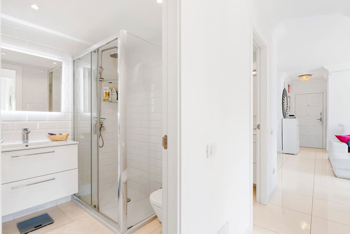 Main Bathroom with Shower, Toilet, Towels & Toiletries