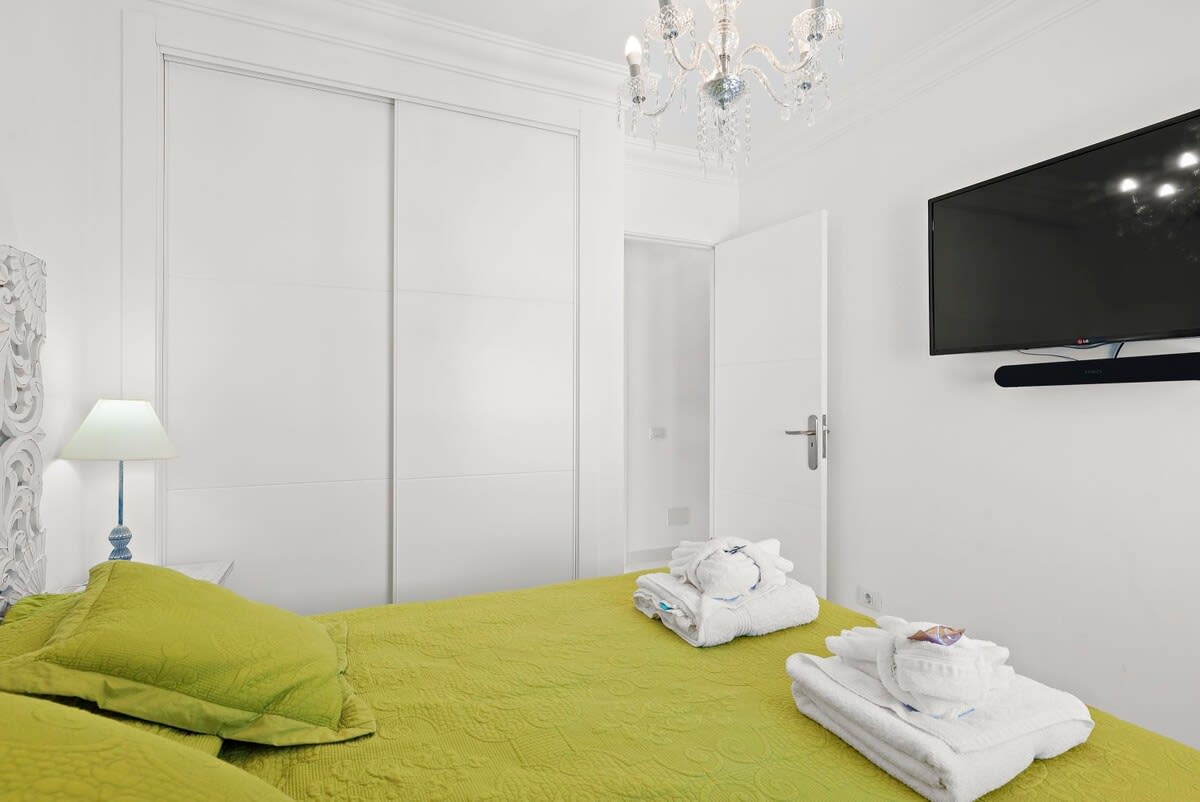 2nd Bedroom with Queen-Bed, TV & Sonos Sound System