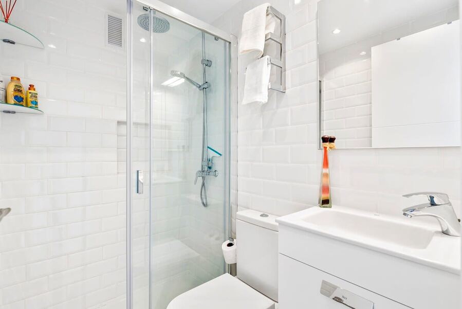 2nd Bathroom with Basin & Toiletries