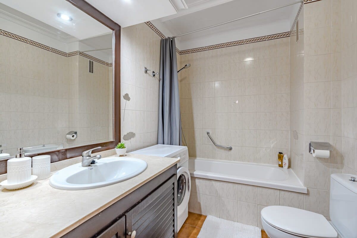 Bathroom with Tub, Shower, Toilette, Bidet & Basin
