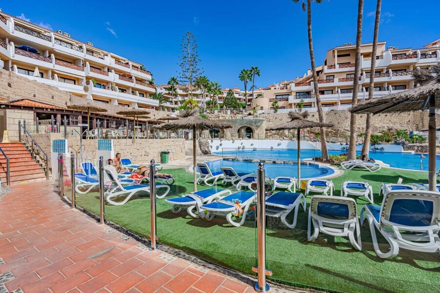 Year-Round Outdoor Pool with Bar, Sunbeds & Umbrellas