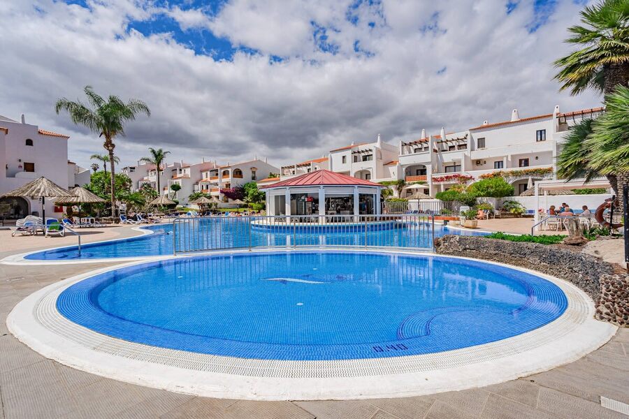 Year-round Resort Outdoor Pool with Snack Bar