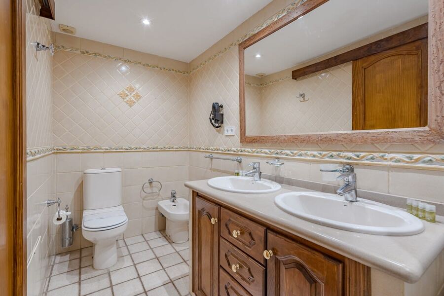 Ensuite Bathroom with Toilette, Double Sinks, Bathtub with Jets & Shower