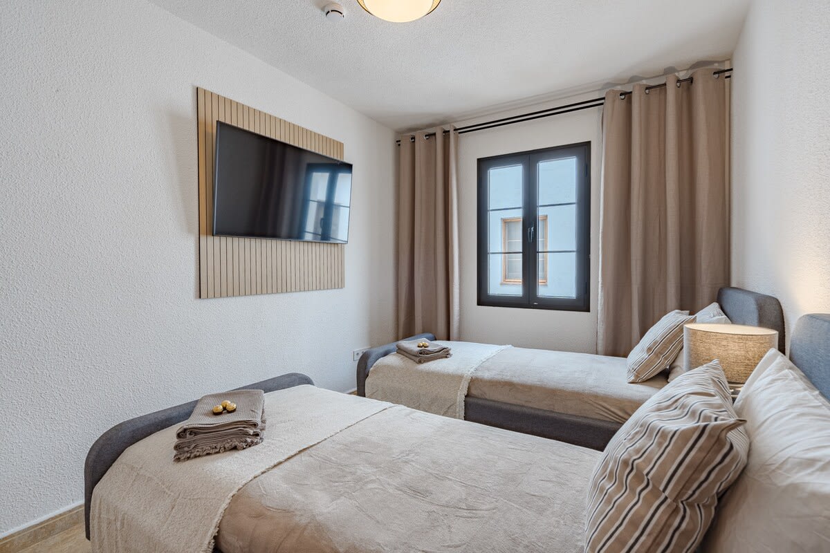 Twin Bedroom with 2 Single Beds, Wardrobe & TV