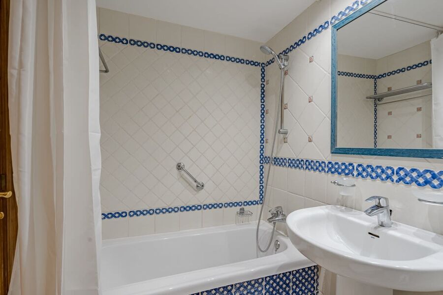 2nd Bathroom with Sink, Toilette, Bathtub & Shower