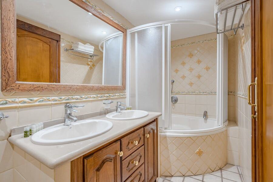 Ensuite Bathroom with Toilette, Double Sinks, Bathtub with Jets & Shower