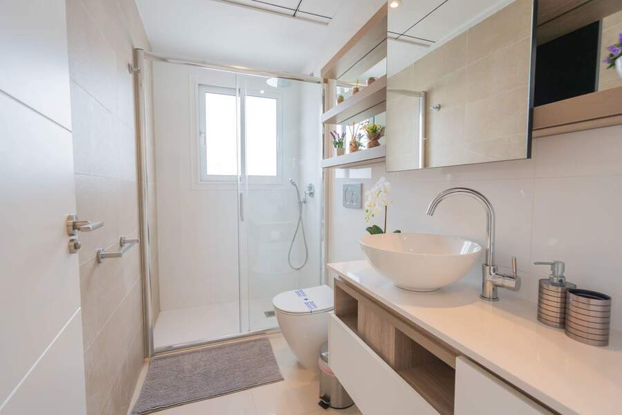 Ensuite bathroom with Toilette, Sink and Spacious Shower