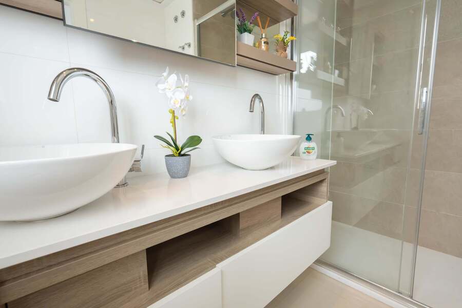 Ensuite bathroom with Toilette, Double Sink and Spacious Shower