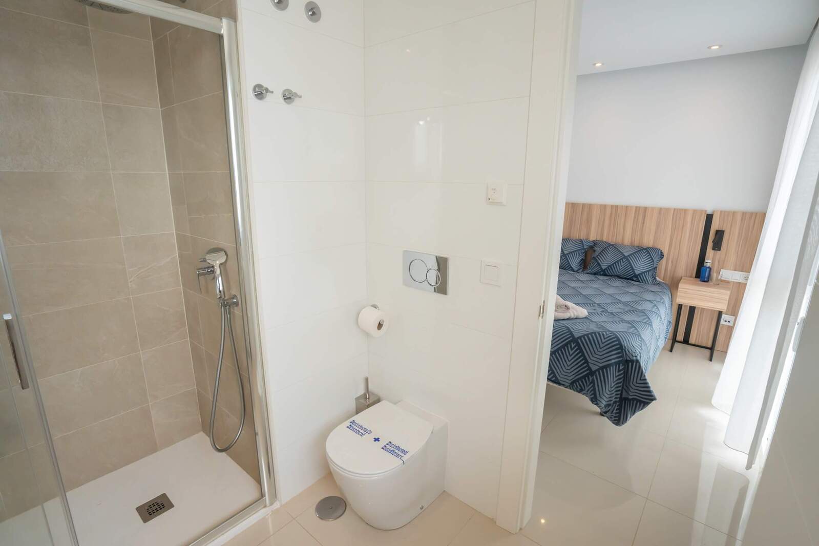 Ensuite bathroom with Toilette, Double Sink and Spacious Shower