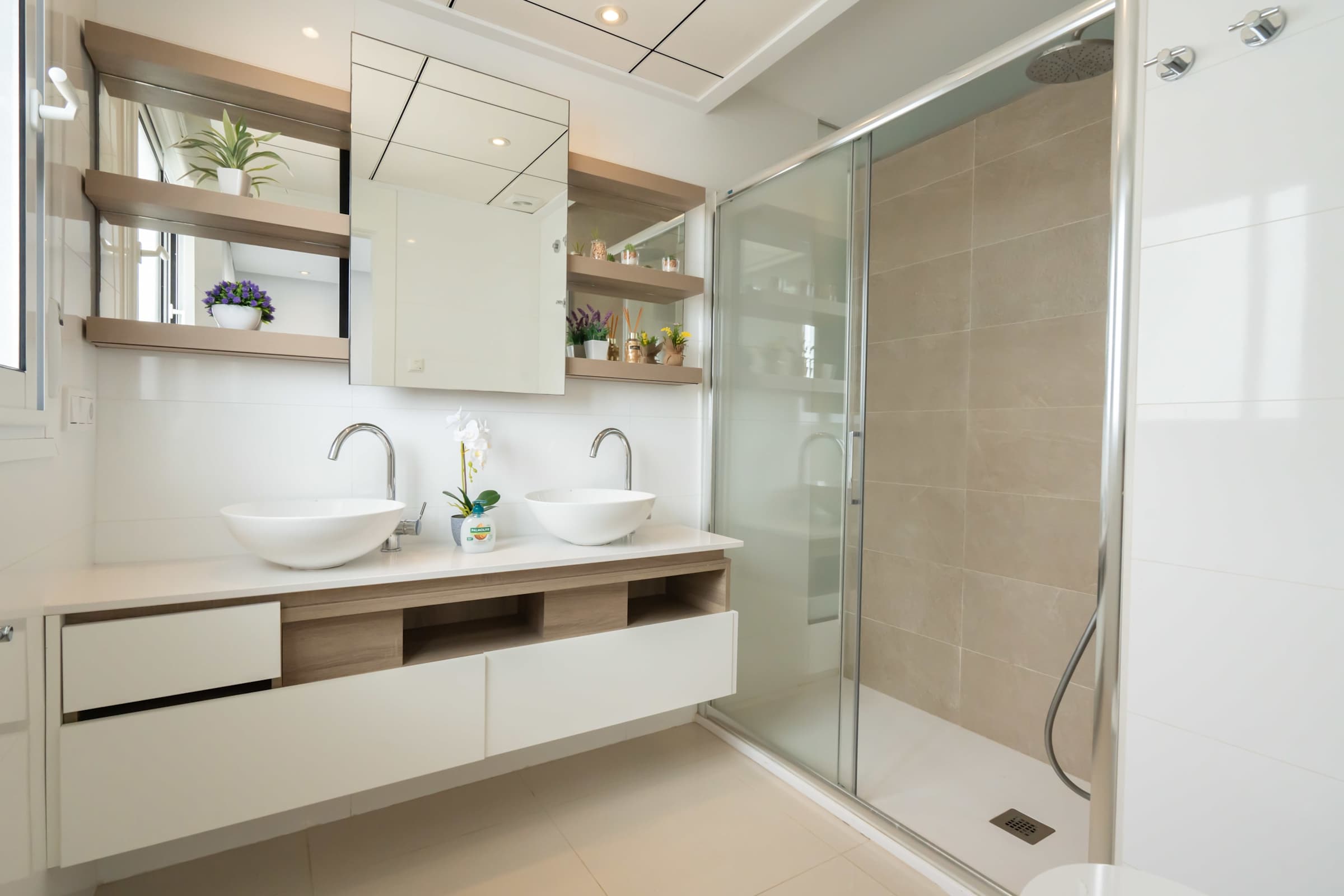 Ensuite bathroom with Toilette, Double Sink and Spacious Shower