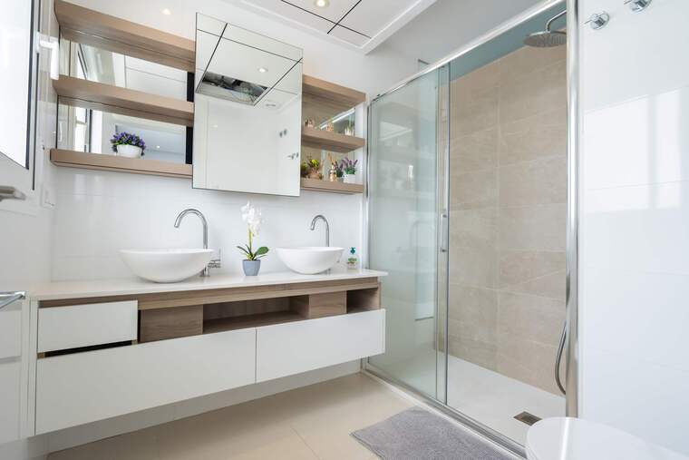 Ensuite bathroom with Toilette, Double Sink and Spacious Shower