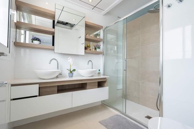 Ensuite bathroom with Toilette, Double Sink and Spacious Shower
