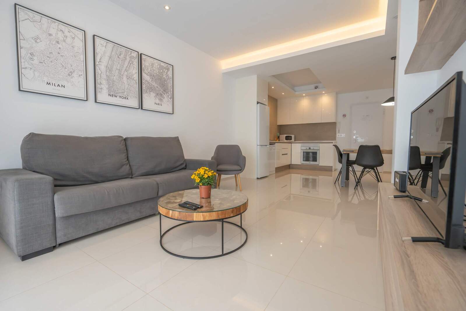Living Room with Fully Equipped Kitchen, Dining Table, Sofa and TV