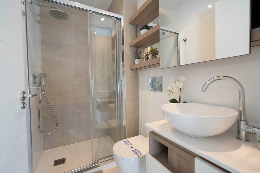 Main Bathroom with Sink, Toilette and Spacious Shower