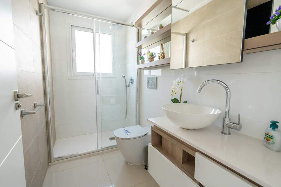 Ensuite bathroom with Toilette, Sink and Spacious Shower