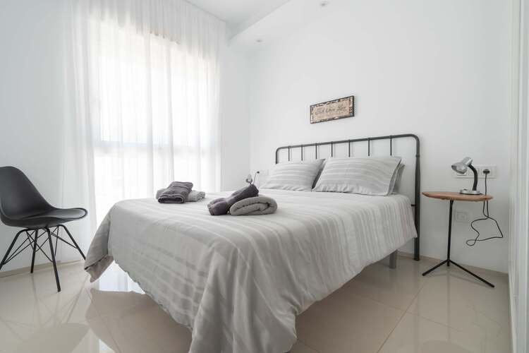 Main Bedroom with Double Bed, Closet and Ensuite Bathroom