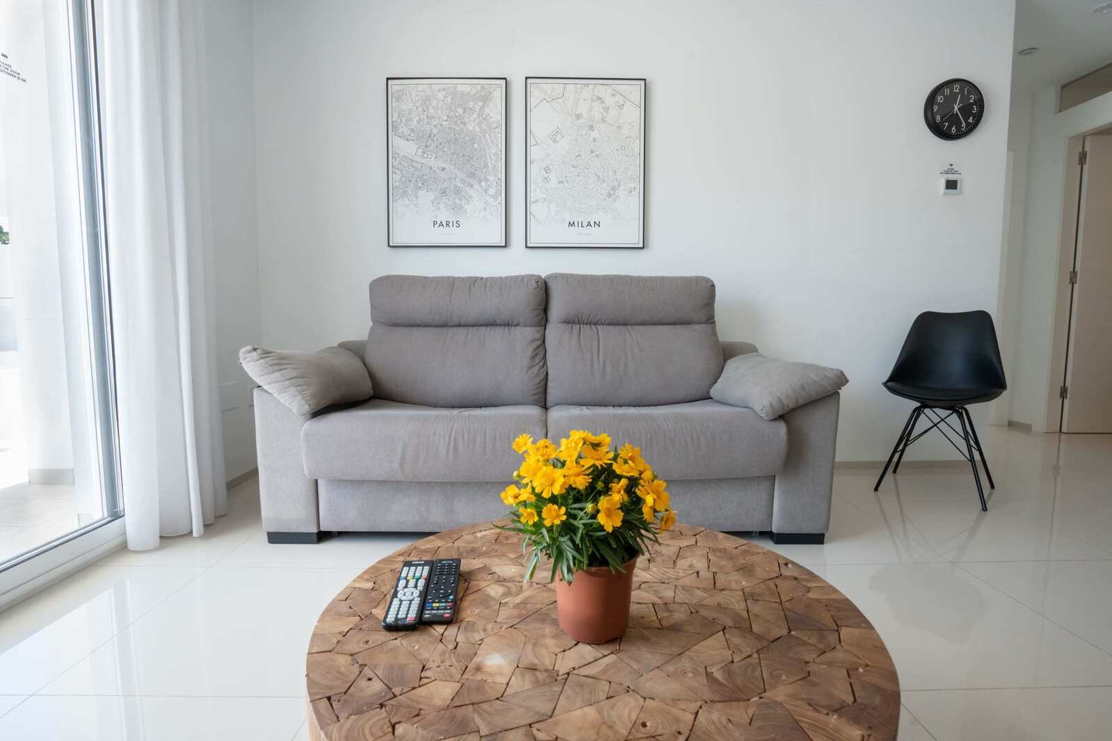 Living Room with Fully Equipped Kitchen, Dining Table, Sofa and TV