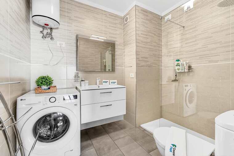 Bathroom with Toilet, Multi-Jet Shower, Sink and Washing Machine 