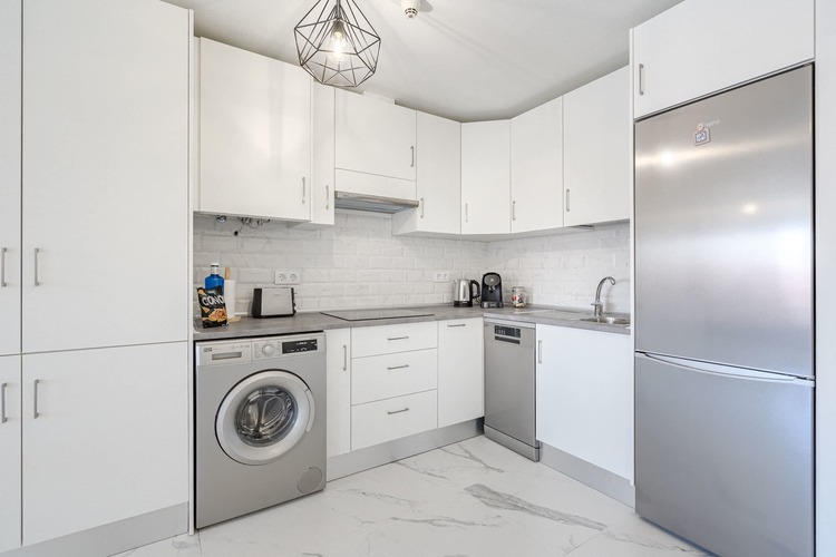 Kitchen with Stovetop, Oven, Fridge, Microwave, Dishwasher, Washing Machine, Coffee Maker, Electric Kettle and Toaster