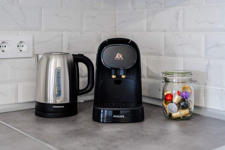 Kitchen with Stovetop, Oven, Fridge, Microwave, Dishwasher, Washing Machine, Coffee Maker, Electric Kettle and Toaster