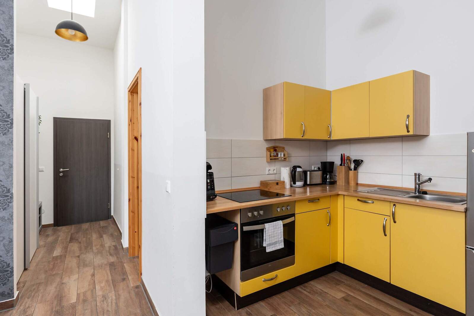 Fully Equipped Kitchen with Fridge, Oven, Coffee/Tea Maker & Toaster