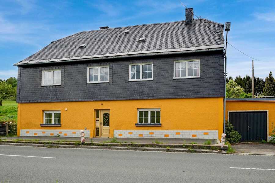 Charming Niederschlag Guesthouse with Classic Slate Roof and Bold Colours—Your Erzgebirge Retreat Starts Here.