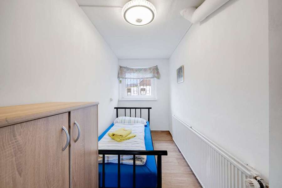 Bright, Compact Single Room with Wardrobe—Perfect for a Peaceful Solo Stay.
