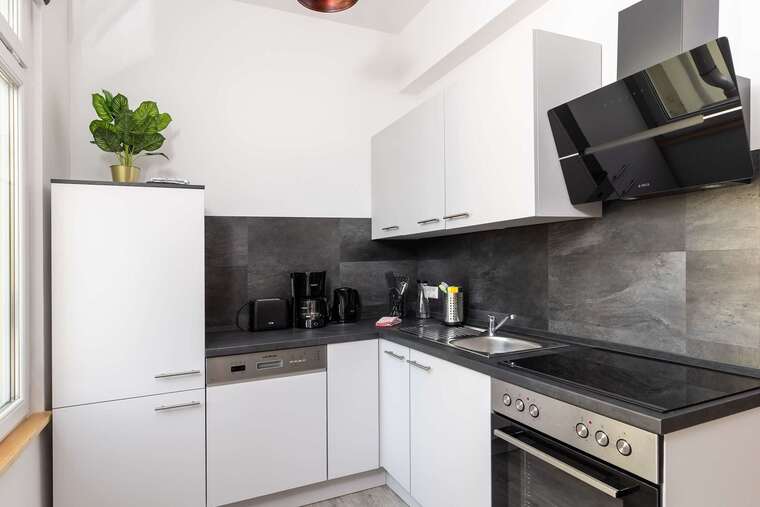 Fully Equipped Kitchen with Fridge, Oven, Dishwasher, Coffee/Tea Maker & Toaster