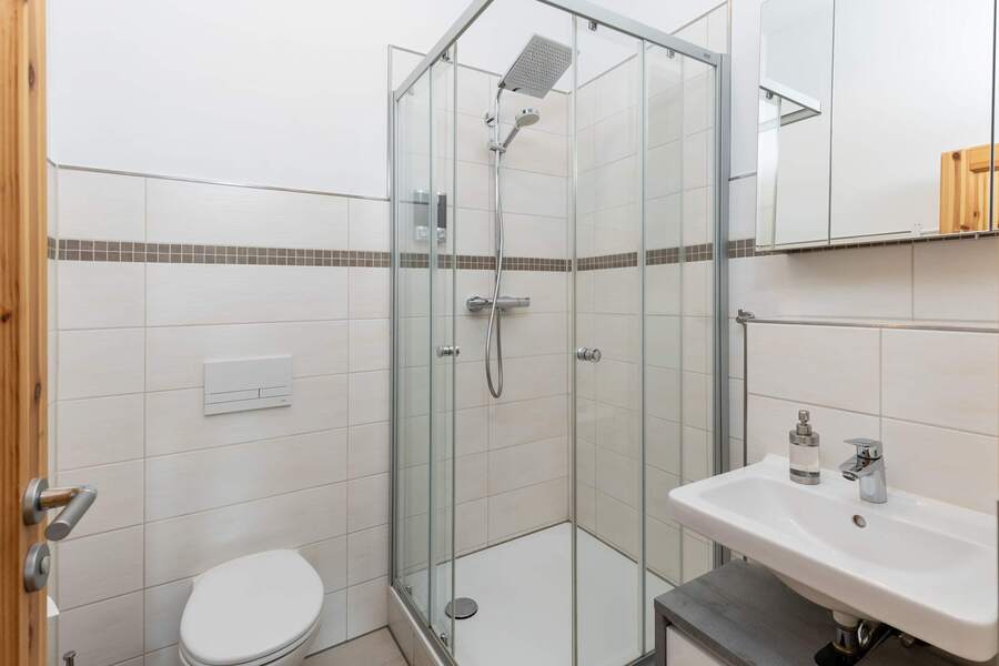 Bathroom with Walk-In Shower, Toilet, Basin & Towels