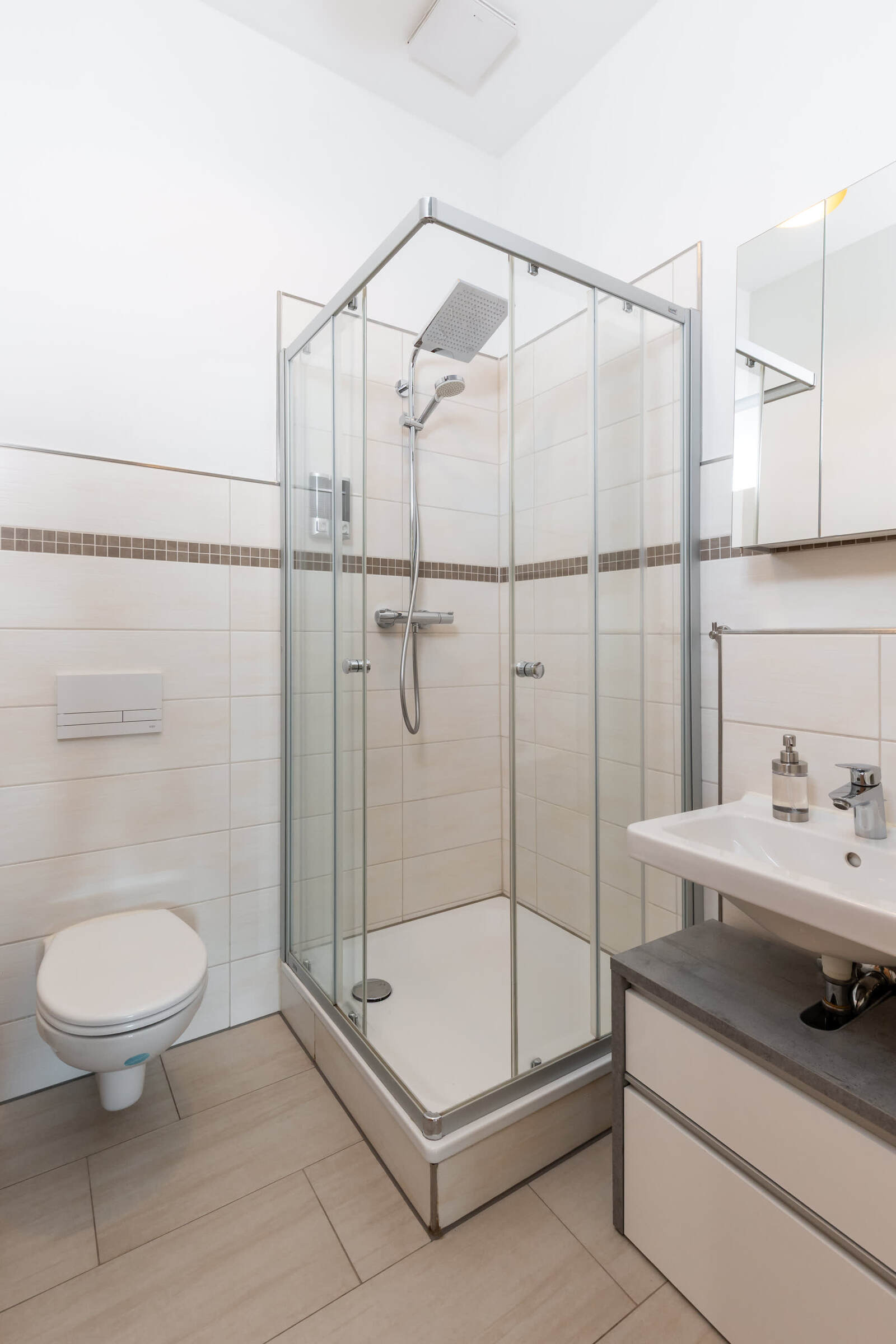 Bathroom with Walk-In Shower, Toilet, Basin & Towels