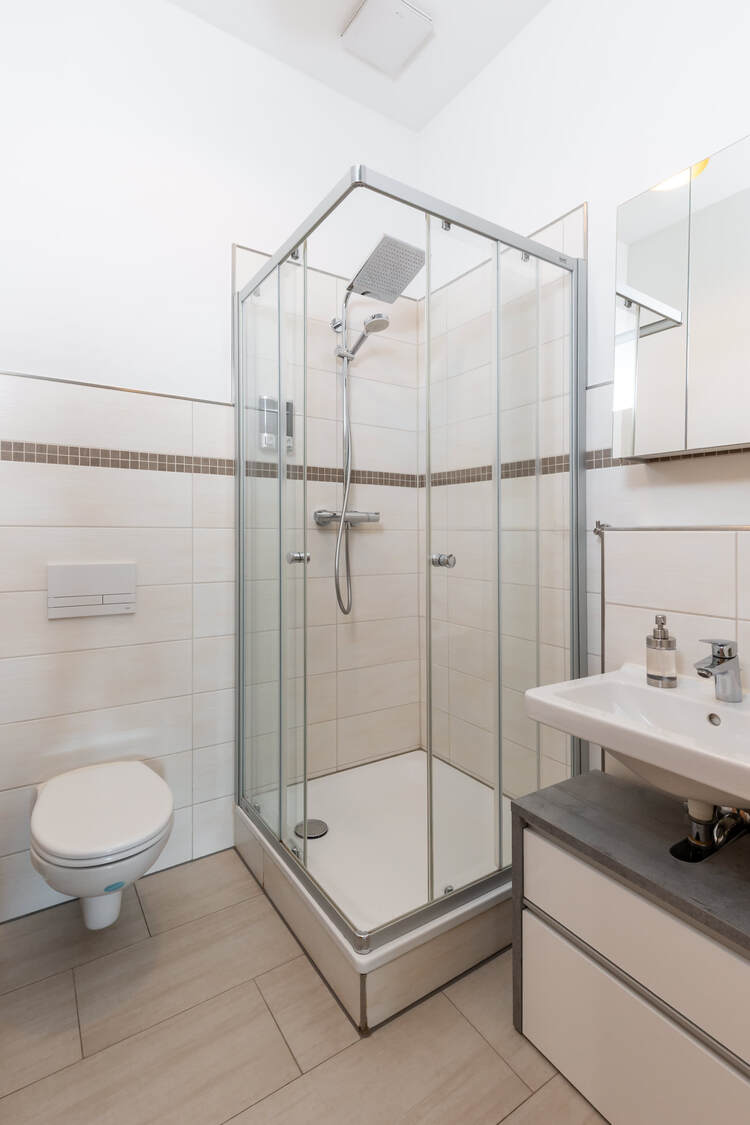 Bathroom with Walk-In Shower, Toilet, Basin & Towels