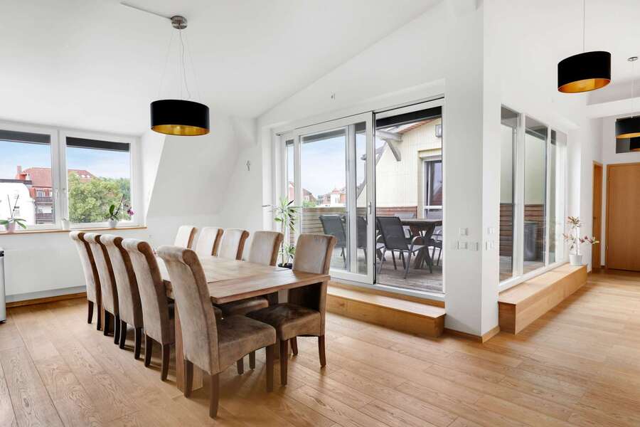 Dining Area for 10 | Ideal for Group Meals & Indoor Gatherings