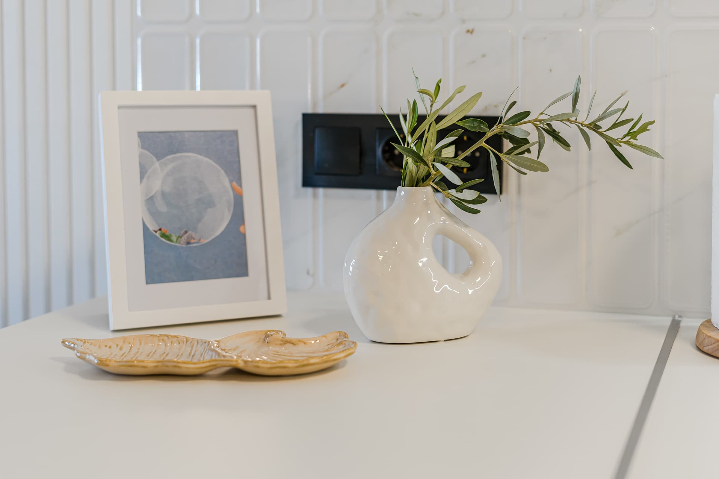 Simple Accents, Artful Touches — Sculptural Vase & Ceramic Leaf Tray Add Personality to This Clean, Minimal Countertop
