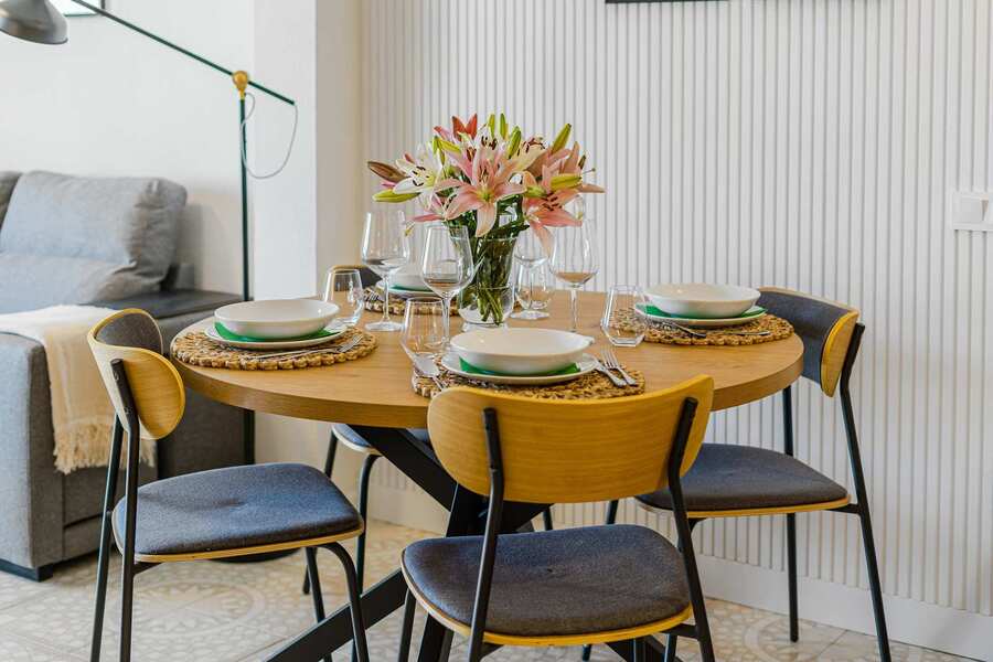 Dining Detail that Feels Like Home — Beautiful Tabletop Setting with Fresh Flowers & Natural Elements 