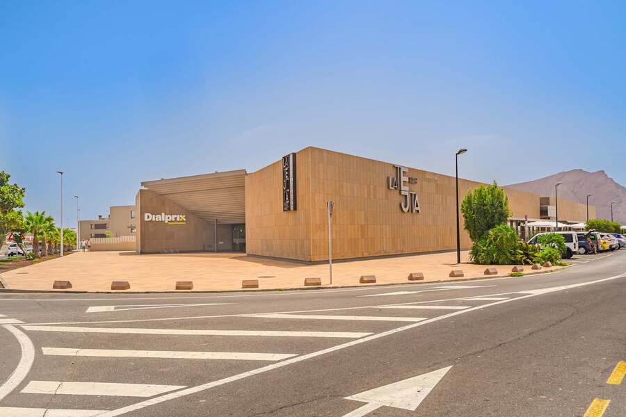 Vibrant Shopping & Cafés – Your La Tejita Lifestyle Just Steps Away