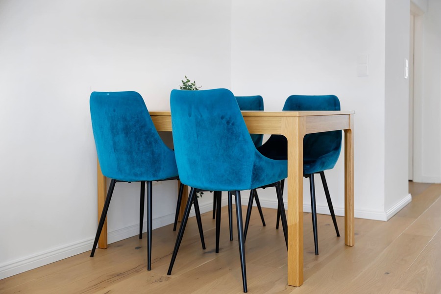 Modern Dining Setup With Bold Blue Velvet Chairs.
Comfort meets Colour in this Inviting Corner — Great for Dinner, Deep Work, or Lingering Conversations.