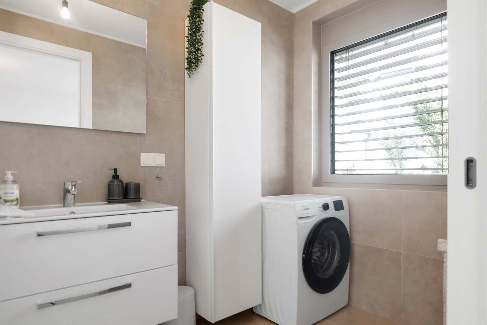 Elegant Rainfall Shower & Stylish Vanity.
A Spa-like Bathroom designed for Daily Comfort and Convenience