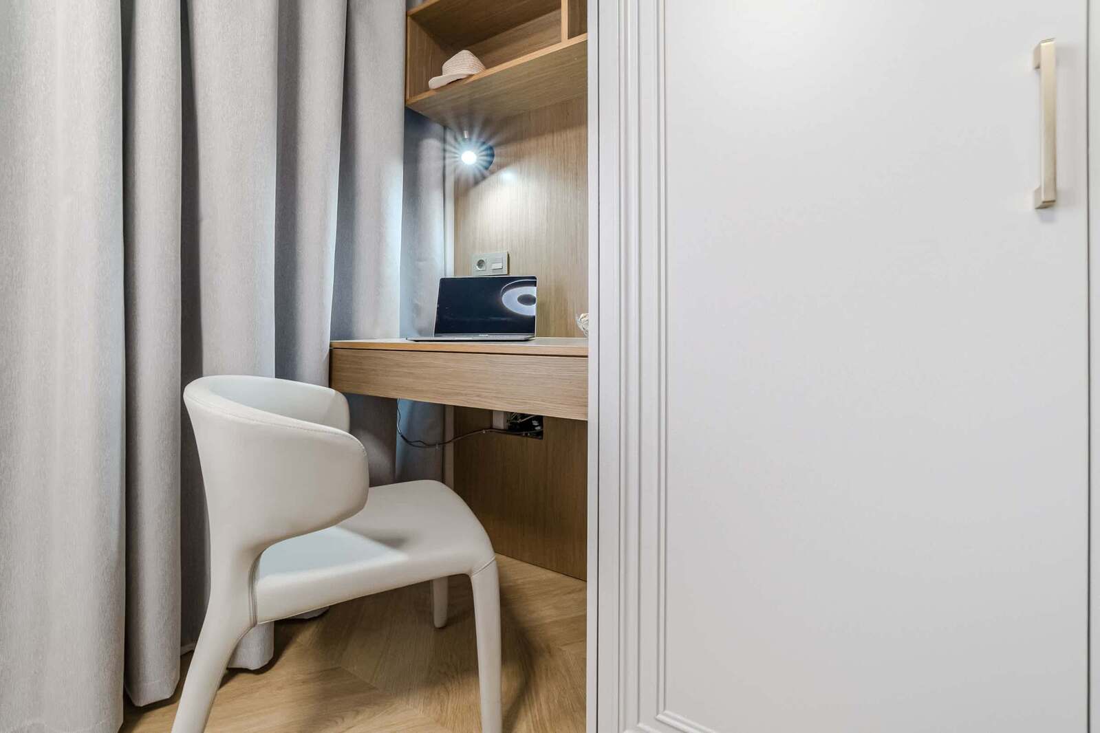 Cozy Workspace with Natural Light – Perfect for Reading or Remote Work