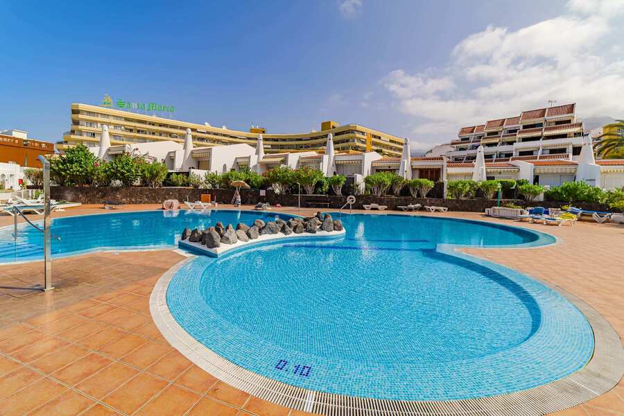 Sparkling Blue Pool with Sun Loungers – Ideal for Refreshing Holiday Moments