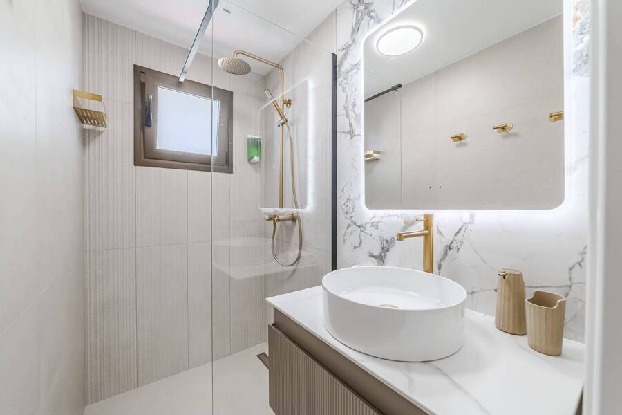 Elegant Bathroom with Walk-In Shower – Spa-Like Luxury in Every Detail