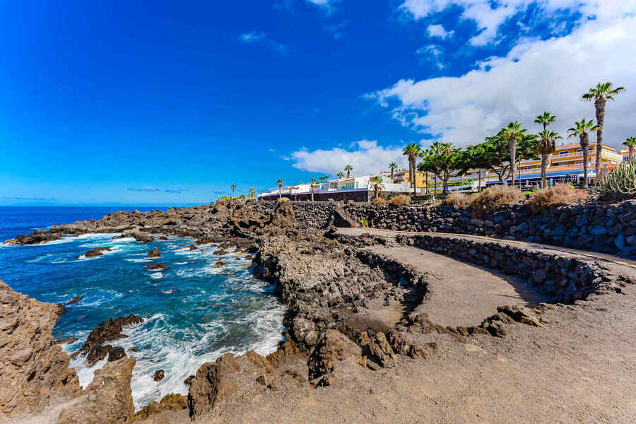 Dramatic Coastline – Rugged Volcanic Rock Meets the Crashing Atlantic Waves