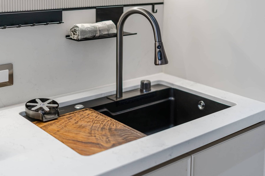 Designer Black Kitchen Sink with Wood-Inlaid Worktop and Sleek Pull-Down Faucet – Smart and Stylish Functionality