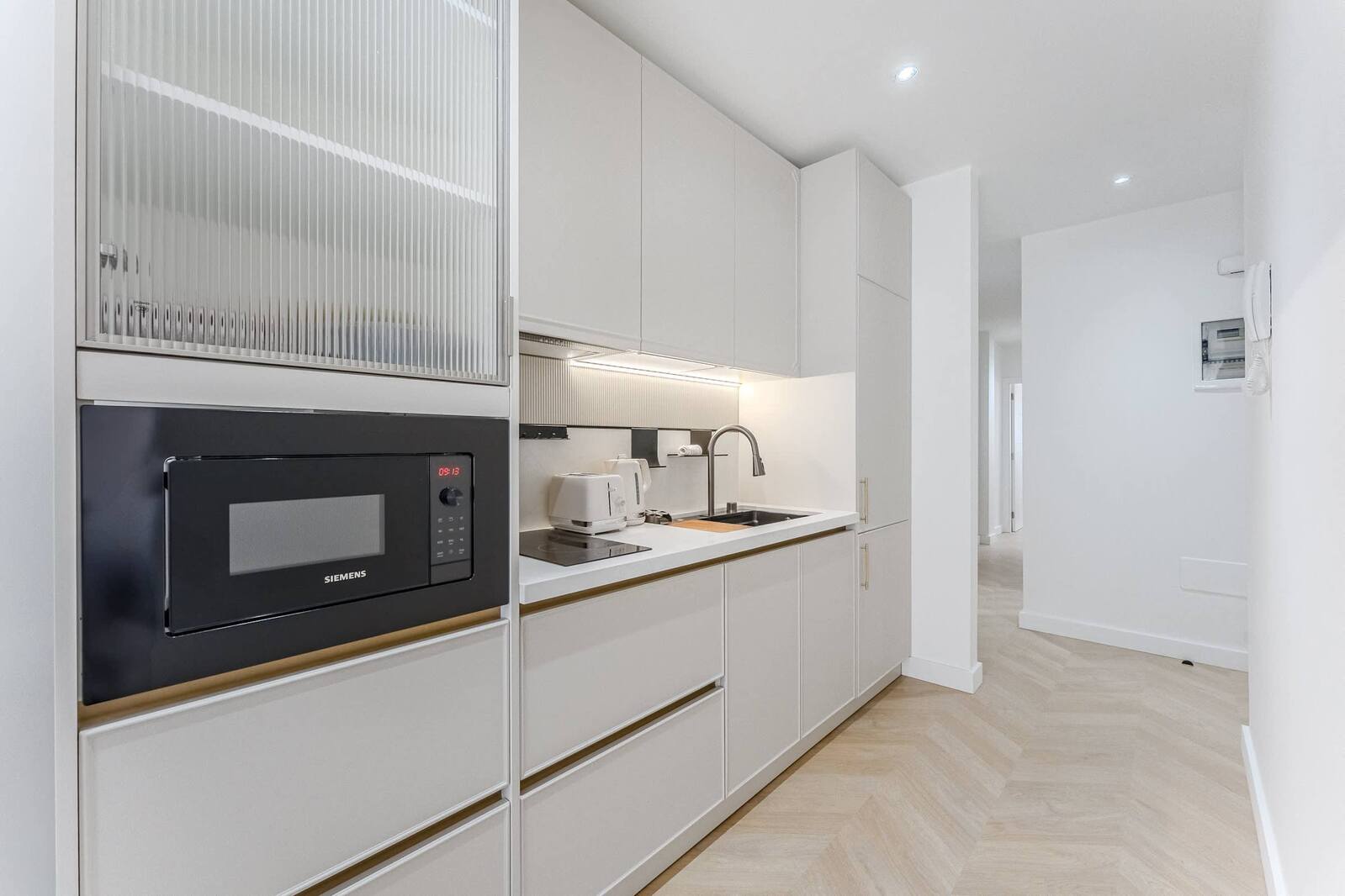 Sleek Minimalist Kitchen with Integrated Siemens Appliances – Fully Equipped for Modern Stays