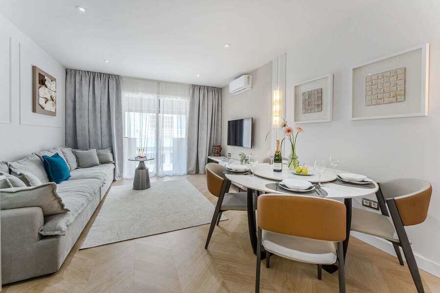 Elegant Living & Dining Lounge – Unwind on Plush Sofas and Savour Stylish Meals Beneath Contemporary Lighting