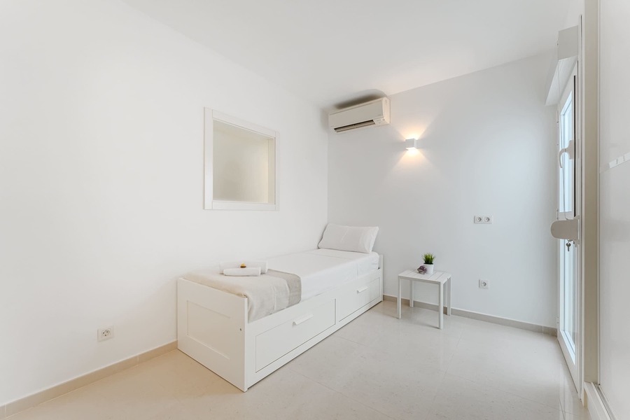 Fourth Bedroom with Sleek Single Bed – Serene Simplicity for Solo Guests