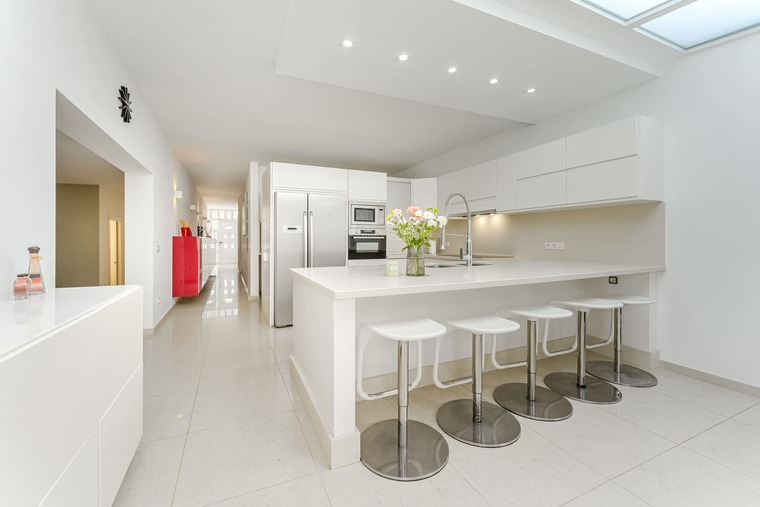 Sleek Minimalist Kitchen with Skylight, Breakfast Bar and Modern Appliances – Ideal for Effortless Home-Cooked Meals