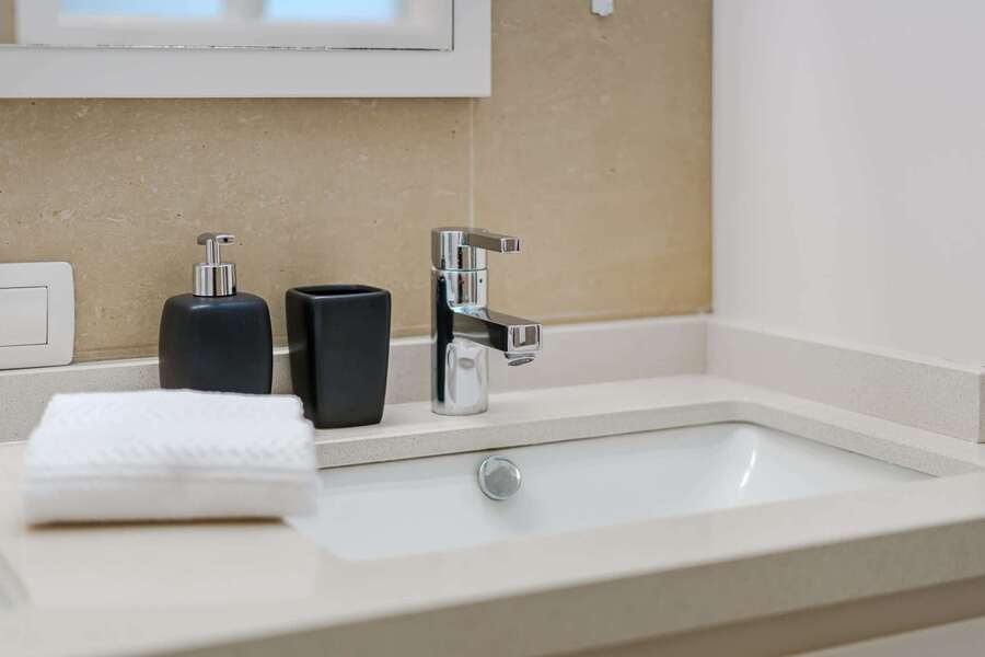 Second Bathroom with Twin Basins, Walk-In Shower and Skylight Glow – A Calm Space for Shared Routines