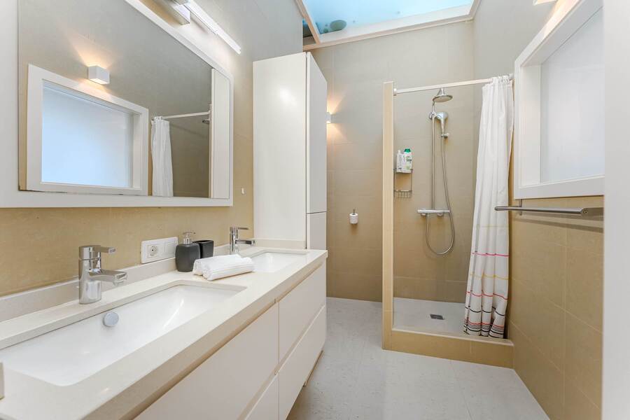Second Bathroom with Twin Basins, Walk-In Shower and Skylight Glow – A Calm Space for Shared Routines